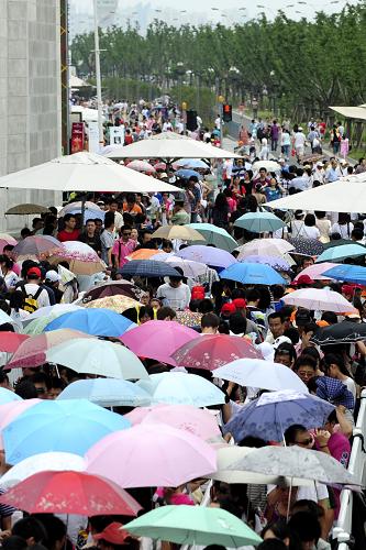 7月10日,游客在排隊等待參觀意大利館。據(jù)上海世博會官網(wǎng)統(tǒng)計,截至當日14時30分,世博園累計參觀人數(shù)已達2521.29萬。新華社記者 任軍川 攝