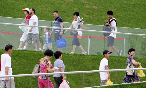 7月10日,游客進入愛爾蘭館參觀。新華社記者 任軍川 攝