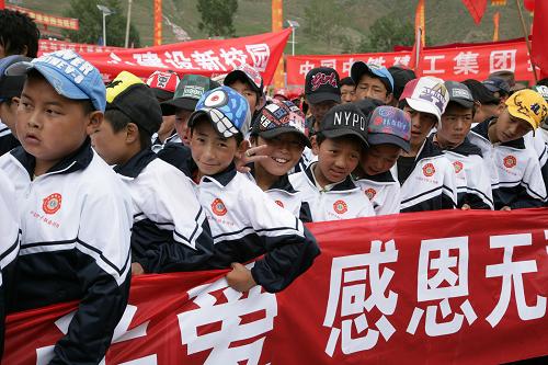7月10日,當(dāng)?shù)匦W(xué)生參加玉樹(shù)地震災(zāi)后恢復(fù)重建工程萬(wàn)人誓師大會(huì)。新華社發(fā)(黎方益 攝)