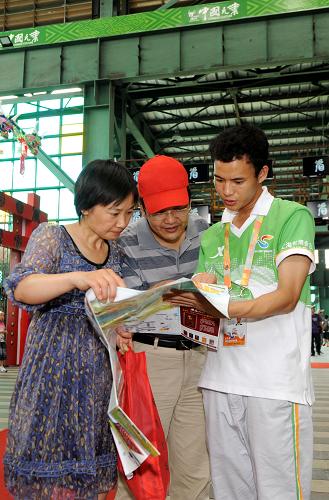 7月10日,一名志愿者在寶鋼大舞臺(tái)為游客指路。當(dāng)日是上海世博會(huì)“志愿者主題日”。據(jù)悉,世博會(huì)期間上海市陸續(xù)有約8萬(wàn)名園區(qū)志愿者、10萬(wàn)名城市站點(diǎn)志愿者和近200萬(wàn)名城市文明志愿者上崗,在世博園區(qū)和城市的其他地方為各地游客提供各項(xiàng)幫助。新華社記者 燕雁 攝