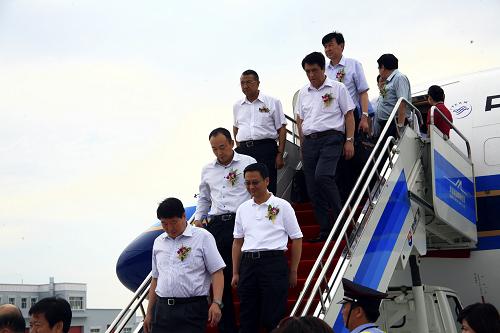 7月10日,南航新疆公司一架波音客機(jī)降落在博樂阿拉山口機(jī)場,乘客走下舷梯。新華社發(fā)(沈志君 攝)