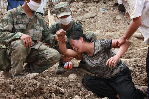 8月10日,兩名軍人正在試圖安慰一名失去親人的婦女。臨近72小時“黃金救援期”,解放軍、武警和當?shù)厝罕娬谥矍仍F(xiàn)場全力搜救。當前救災(zāi)部隊主要承擔6項任務(wù):人員搜救,縣城清淤,排除堰塞湖險情,協(xié)助組織收治、轉(zhuǎn)運傷員和衛(wèi)生防疫,協(xié)助地方轉(zhuǎn)移安置群眾,協(xié)助地方組織人員、物資運輸。新華社記者 李剛 攝