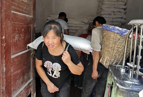 8月13日,人們?cè)谥矍h城一家個(gè)體糧油店購(gòu)買糧食。新華社發(fā)