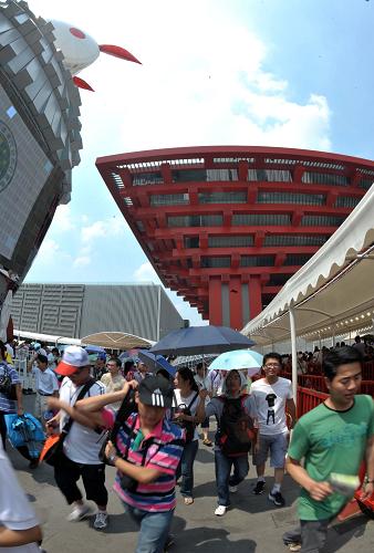 8月14日,在上海世博園中國國家館前,游客絡繹不絕。新華社記者 周華 攝