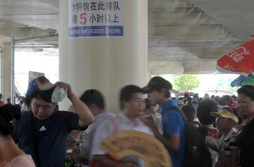 8月14日,在上海世博園沙特館排隊區(qū),雖然排隊時間超過5個小時,游客仍絡繹不絕。新華社記者 周華 攝