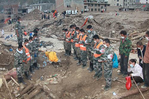 8月14日,救援官兵向一名剛剛被搜尋出來(lái)的遇難者遺體致哀。連日來(lái),在甘肅舟曲救援現(xiàn)場(chǎng),救援部隊(duì)官兵已從廢墟上挖出近千具遇難者遺體。由于泥石流的沖積,許多房子都被沖到下游,淤泥里夾雜著石塊、磚塊和木頭,戰(zhàn)士們只能一鍬一鍬地挖,挖掘異常艱難。為了能完整地保存遇難者遺體,他們堅(jiān)持用手刨挖,有的戰(zhàn)士十指磨破了仍堅(jiān)持戰(zhàn)斗在現(xiàn)場(chǎng)。新華社記者 李剛 攝