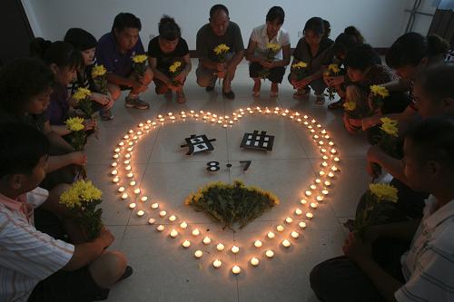 8月14日,山東濟(jì)南市南全福社區(qū)居民手捧菊花,點(diǎn)燃蠟燭,哀悼甘肅舟曲特大山洪泥石流遇難同胞。為表達(dá)全國(guó)各族人民對(duì)甘肅舟曲特大山洪泥石流遇難同胞的深切哀悼,國(guó)務(wù)院決定,8月15日舉行全國(guó)哀悼活動(dòng),全國(guó)和駐外使領(lǐng)館下半旗志哀,并停止公共娛樂活動(dòng)。新華社發(fā)(呂傳泉 攝)