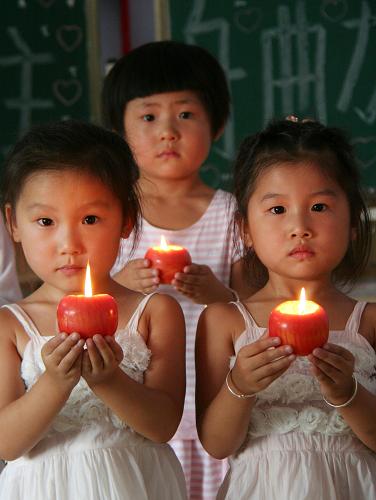 8月14日,山東郯城縣新愛嬰幼兒園的孩子們點(diǎn)燃蠟燭,為舟曲災(zāi)區(qū)祈福。當(dāng)日,郯城縣新愛嬰幼兒園開展“情系舟曲 大愛無疆”祈?;顒?dòng),哀悼甘肅舟曲特大山洪泥石流遇難同胞,并為災(zāi)區(qū)祈福。新華社發(fā)(張春雷 攝)