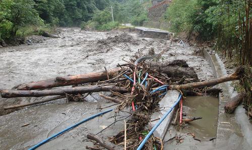 8月14日,汶川縣一段路面被泥石流沖毀。新華社發(fā)(汶新攝)