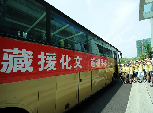 8月14日,重慶志愿團(tuán)隊(duì)員們登車啟程赴藏。新華社記者 周衡義 攝