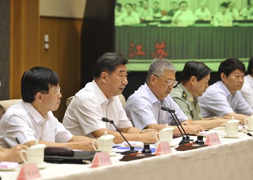 8月14日,中共中央政治局委員、國務(wù)院副總理回良玉主持召開全國進(jìn)一步防御洪水地質(zhì)災(zāi)害工作緊急電視電話會議,傳達(dá)貫徹胡錦濤總書記、溫家寶總理重要指示精神,分析當(dāng)前全國防汛抗洪救災(zāi)形勢,進(jìn)一步研究部署全國特別是西部地區(qū)洪水地質(zhì)災(zāi)害防御工作。新華社記者 黃敬文 攝