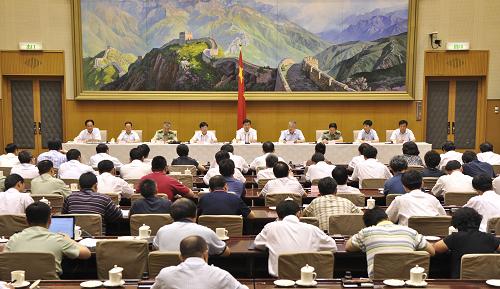 8月14日,中共中央政治局委員、國務(wù)院副總理回良玉主持召開全國進(jìn)一步防御洪水地質(zhì)災(zāi)害工作緊急電視電話會議,傳達(dá)貫徹胡錦濤總書記、溫家寶總理重要指示精神,分析當(dāng)前全國防汛抗洪救災(zāi)形勢,進(jìn)一步研究部署全國特別是西部地區(qū)洪水地質(zhì)災(zāi)害防御工作。新華社記者 黃敬文 攝