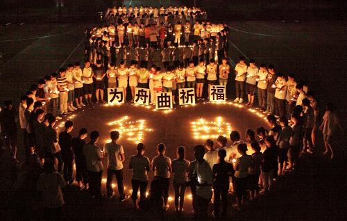 8月14日,浙江省諸暨市天馬實(shí)驗(yàn)學(xué)校的學(xué)生點(diǎn)燃蠟燭,為甘肅舟曲遇難同胞祈福。新華社發(fā)(郭斌 攝)