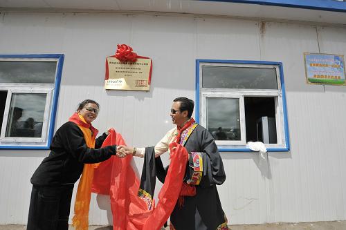 8月17日,在青海玉樹藏族自治州稱多縣清水河鎮(zhèn)中心寄校,聯(lián)合國兒童基金會駐華代表魏英瑛博士(左)與青海省教育廳副廳長才仁太為寄校揭牌后握手。當(dāng)日,聯(lián)合國兒童基金會援建玉樹稱多縣地震災(zāi)區(qū)3所學(xué)校的板房教室正式交付。自玉樹發(fā)生地震后,聯(lián)合國兒童基金會已累計(jì)向稱多縣5所小學(xué)提供板房、衣物、文具等多項(xiàng)援助,涉及金額約250萬美元,受益學(xué)生達(dá)5000人。新華社記者 葉平凡 攝
