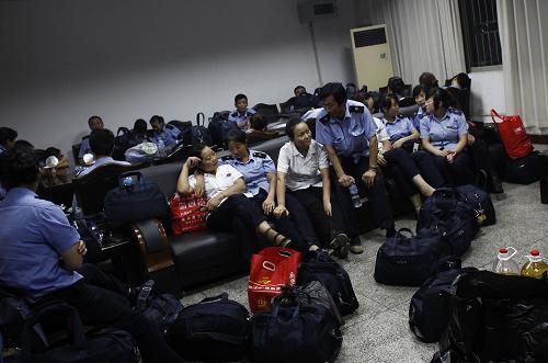 8月19日,K165次列車的乘務(wù)人員被安置在廣漢火車站休息。8月19日15時15分許,水害致寶成鐵路德陽至廣漢間石亭江大橋傾斜。西安開往昆明K165次旅客列車行至該處,來自成都鐵路局成都機務(wù)段的司機曹繼敏明顯感到車廂在向下沉,然后列車就脫軌了,曹繼敏緊急停車,列車工作人員迅速組織車上約1300名旅客撤往安全地帶。經(jīng)確認,沒有發(fā)生任何人員傷亡。新華社記者 江宏景 攝