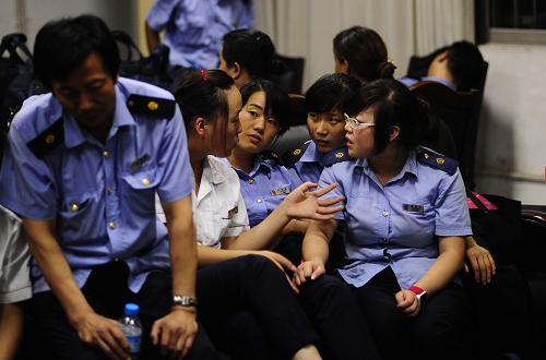 8月19日,K165次列車的乘務(wù)人員被安置在廣漢火車站休息。新華社記者 江宏景 攝