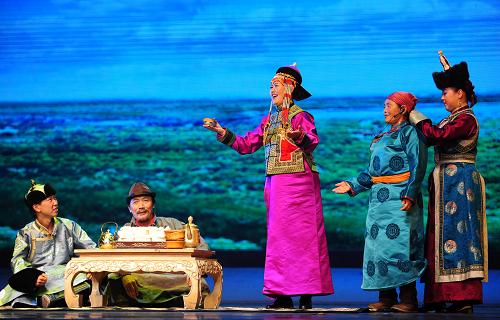 8月19日,演員在表演烏力格爾《巴拉吉尼瑪·扎那》。新華社記者 任軍川 攝