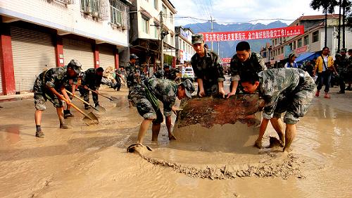 8月20日,在四川省綿竹市清平鄉(xiāng),成都軍區(qū)的官兵采用木板推的方式清理淤泥。當(dāng)日,各部隊官兵、公安特警、消防部隊和四川省綿竹市清平鄉(xiāng)干部群眾一起對19日洪水沖刷而來的淤泥和雜物進(jìn)行清運,同時對被洪水沖毀的道路進(jìn)行修復(fù),啟動清平河道搶險應(yīng)急工程,對清平場鎮(zhèn)段綿遠(yuǎn)河采取“束水歸槽”的辦法治理河道。新華社發(fā)(王平 攝)