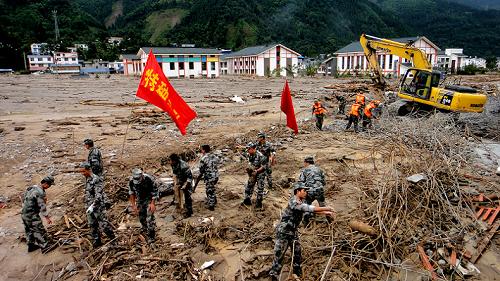 8月20日,在四川省綿竹市清平鄉(xiāng)清平場鎮(zhèn),四川資陽陸軍預(yù)備役人員、駐渝某集團(tuán)軍戰(zhàn)士和綿竹交通局的工作人員在清理從上游沖下來的橋面殘骸。新華社發(fā)(王平 攝)