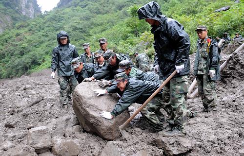 8月21日,云南怒江公安邊防支隊官兵在清理道路。新華社記者藺以光攝