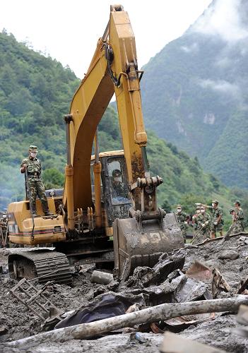 8月21日,救援人員在云南貢山普拉底鄉(xiāng)展開搜救工作。新華社記者藺以光攝