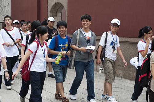 8月21日,海峽兩岸中學(xué)生在福州參觀時(shí)邊走邊聊。新華社記者姜克紅攝