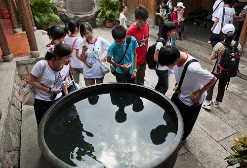 8月21日,海峽兩岸中學(xué)生在福州林則徐紀(jì)念館參觀。新華社記者姜克紅攝