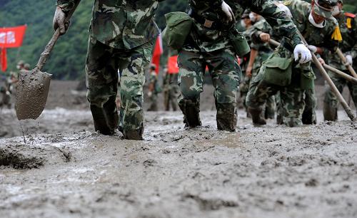 8月21日,救援人員在云南貢山普拉底鄉(xiāng)進(jìn)行搜救工作。新華社記者 藺以光 攝
