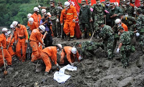 8月21日,救援人員在云南貢山普拉底鄉(xiāng)展開搜救工作時(shí),發(fā)現(xiàn)一具遇難者的遺體。新華社記者 藺以光 攝
