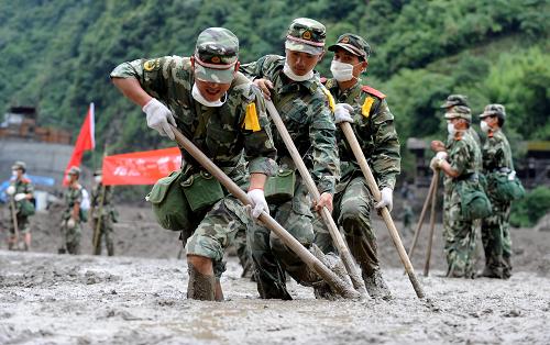8月21日,救援人員在云南貢山普拉底鄉(xiāng)進(jìn)行搜救工作。新華社記者 藺以光攝