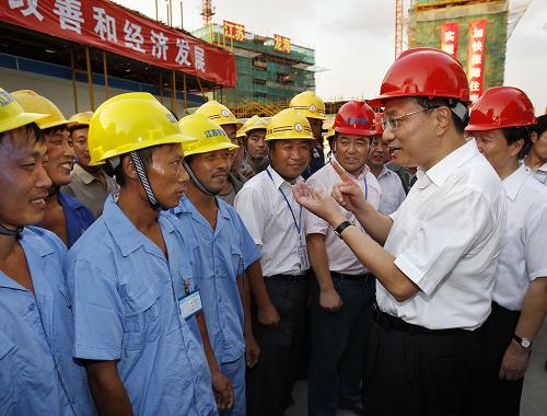 8月21日,中共中央政治局常委、國(guó)務(wù)院副總理李克強(qiáng)在江蘇省常州市主持召開(kāi)加快保障性安居工程建設(shè)工作座談會(huì)并講話(huà)。這是李克強(qiáng)在江蘇常州金澤家園保障性住房建設(shè)工地與施工人員交談。新華社記者 劉建生 攝