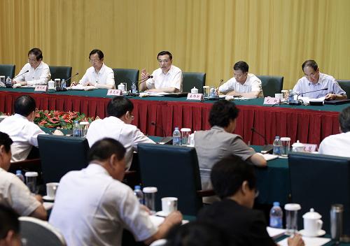 8月21日,中共中央政治局常委、國(guó)務(wù)院副總理李克強(qiáng)在江蘇省常州市主持召開(kāi)加快保障性安居工程建設(shè)工作座談會(huì)并講話(huà)。新華社記者 劉建生 攝