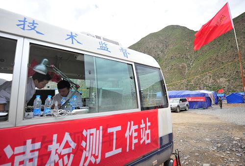 8月21日,甘肅省質(zhì)監(jiān)局食品快速檢測(cè)車(chē)??吭谥矍h水泉村救援物資接收點(diǎn)。當(dāng)日,甘肅省質(zhì)監(jiān)局食品快速檢測(cè)車(chē)到達(dá)舟曲災(zāi)區(qū),加強(qiáng)對(duì)救援食品質(zhì)量安全狀況評(píng)估,以確保災(zāi)區(qū)飲食安全。據(jù)了解,截至目前,舟曲沒(méi)有發(fā)現(xiàn)不合格產(chǎn)品,沒(méi)有接到有關(guān)物資質(zhì)量舉報(bào)投訴反映。新華社記者 梁強(qiáng) 攝