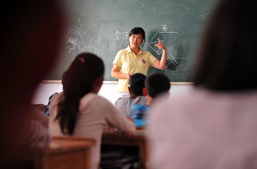 8月26日,在舟曲縣第三初級(jí)中學(xué),甘肅省中醫(yī)學(xué)院教授、副主任醫(yī)師劉立在給初中學(xué)生做心理輔導(dǎo)講座。新華社記者 梁強(qiáng) 攝