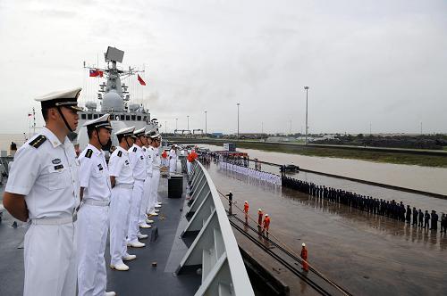 8月29日,中國(guó)海軍第五批護(hù)航編隊(duì)“廣州”艦上的官兵在抵達(dá)緬甸仰光迪洛瓦港之際站在甲板上列隊(duì)。由中國(guó)海軍第五批護(hù)航編隊(duì)“廣州”艦、“巢湖”艦組成的艦隊(duì)出訪編隊(duì)8月29日抵達(dá)仰光迪洛瓦港,開(kāi)始對(duì)緬甸聯(lián)邦進(jìn)行友好訪問(wèn)。這是中國(guó)海軍艦艇編隊(duì)首次訪問(wèn)緬甸。新華社記者 劉春暉 攝
