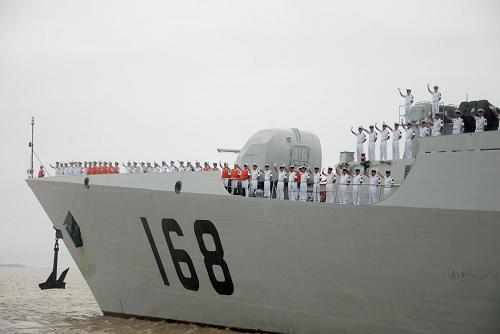 8月29日,在緬甸仰光迪洛瓦港,中國(guó)海軍第五批護(hù)航編隊(duì)“廣州”艦上官兵向歡迎人員揮手致意。新華社發(fā)(金飛攝)