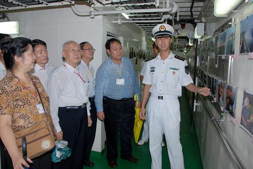 8月29日,在緬甸仰光迪洛瓦港,中國(guó)海軍第五批護(hù)航編隊(duì)“廣州”艦上的一名海軍士兵向登艦參觀的華人代表介紹艦艇情況。新華社發(fā)(金飛攝)