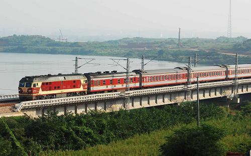 8月29日,一列客車行駛在昌九城際高鐵八里湖特大橋上。南昌至九江城際高鐵于8月28日全線連通,開(kāi)通運(yùn)營(yíng)進(jìn)入倒計(jì)時(shí)。昌九城際高鐵開(kāi)通后,原運(yùn)行于京九線上的95趟旅客列車(其中下行50列、上行45列)將分流至昌九城際高鐵,既有京九線上仍將保留31趟旅客列車(其中下行13列、上行18列),將極大緩解全國(guó)鐵路路網(wǎng)最繁忙區(qū)段之一——九江至向塘間的運(yùn)能制約,全面釋放京九干線的運(yùn)輸能力。新華社發(fā)(胡國(guó)林 攝)