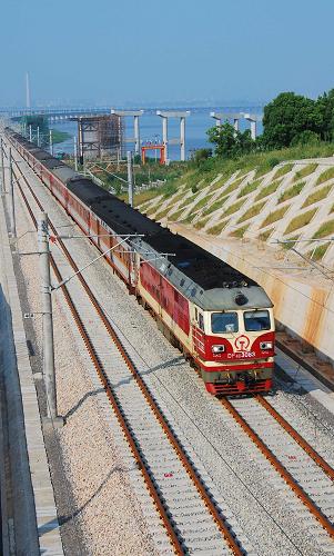 8月29日,一列客車行駛在昌九城際高鐵九江段。新華社發(fā)(胡國(guó)林 攝)
