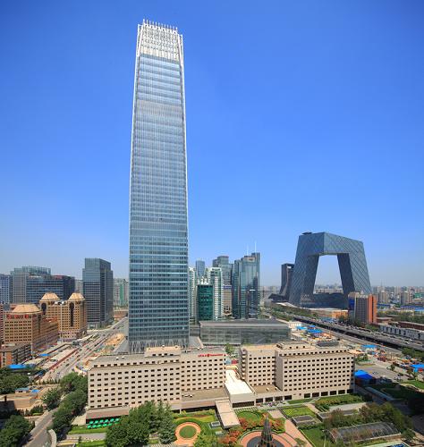 8月30日,以高達330米主塔樓奪得“京城第一高樓”稱號的國貿(mào)大廈建成完工,正式全面開業(yè)。國貿(mào)大廈是中國國際貿(mào)易中心三期工程中的核心部分,位于北京市東三環(huán)中路與建國門外大街交接處,是北京商務(wù)中心區(qū)的核心,主塔樓建筑高達330米,為一座集寫字樓、現(xiàn)代化商城等為一體的綜合商務(wù)中心。新華社發(fā)(資料照片)