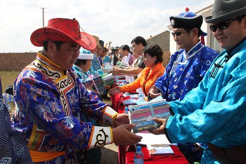 9月9日,赤峰市克什克騰旗牧民接受蒙古文圖書捐贈(zèng)。當(dāng)日,內(nèi)蒙古第三屆蒙古文圖書農(nóng)牧民讀書大接力活動(dòng)啟動(dòng)。該活動(dòng)已連續(xù)舉辦三屆,在前兩屆活動(dòng)中,全區(qū)共有40個(gè)旗縣的44個(gè)蘇木(鎮(zhèn))300多個(gè)嘎查(村)20余萬(wàn)人參加,極大地豐富了農(nóng)村牧區(qū)群眾的精神文化生活。新華社發(fā)(李富 攝)