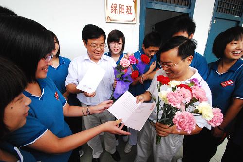 9月10日,江西九江市晨光中學(xué)“綿陽(yáng)班”的學(xué)生們用鮮花、賀卡向老師送上節(jié)日的祝福。這45名來(lái)自四川地震重災(zāi)區(qū)綿陽(yáng)市平武縣的學(xué)生2008年8月來(lái)到九江市,在晨光中學(xué)專門創(chuàng)辦的“四川綿陽(yáng)班”接受三年免費(fèi)高中階段教育,與老師結(jié)下了深厚的感情。新華社發(fā)(胡國(guó)林 攝)