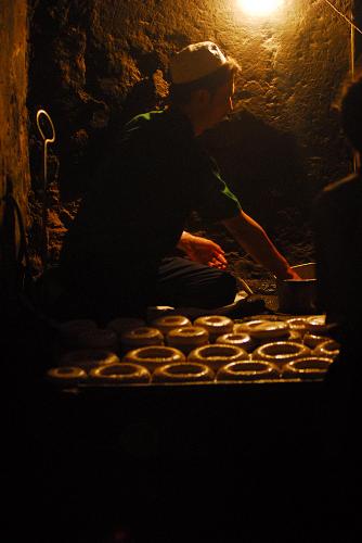 9月10日清晨,新疆喀什市商販為開(kāi)齋節(jié)制作馕餅。新華社發(fā)(阿迪力江 攝)