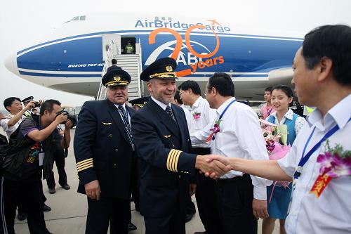 9月18日上午,俄羅斯空橋貨運(yùn)航空公司的波音747全貨機(jī)在鄭州新鄭機(jī)場(chǎng)降落,機(jī)組人員受到熱烈歡迎。新華社發(fā)(陳曉東 攝)