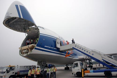 9月18日上午,俄羅斯空橋貨運(yùn)航空公司的波音747全貨機(jī)在鄭州新鄭機(jī)場(chǎng)降落。新華社發(fā)(陳曉東 攝)