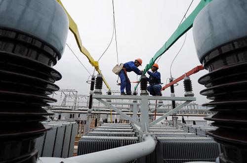 9月27日,安徽送變電工程公司的工作人員在對變壓器做投入運行前的最后檢查。當(dāng)日,由安徽送變電工程公司建設(shè)的安徽省首座全壽命周期變電站——500千伏雙嶺變電站建成,并將于28日正式投入運行。該變電站總投資1.76億元,占地面積82畝,是國家電網(wǎng)公司全壽命周期變電站示范工程,由于采用全壽命周期設(shè)計理念建設(shè),對輸變電工程前期規(guī)劃、方案設(shè)計、施工安裝、回收利用等各環(huán)節(jié)進行全系統(tǒng)、全過程、全費用的管理和優(yōu)化,比傳統(tǒng)設(shè)計節(jié)約投資上千萬元、節(jié)省鋼材57.2噸、節(jié)約土地19.2畝。新華社記者 李健 攝
