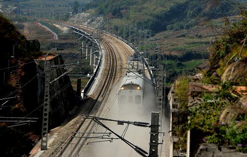 11月1日,一列火車行駛在宜萬(wàn)鐵路上。當(dāng)日,宜(昌)萬(wàn)(州)鐵路開(kāi)始全線試車,將于11月底全線通車。宜萬(wàn)鐵路總投資225億元,東起湖北宜昌市,西至重慶萬(wàn)州區(qū),全長(zhǎng)377公里。新華社發(fā)(楊順丕 攝)