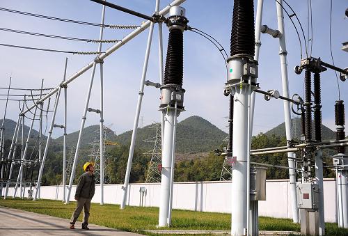 11月1日,承擔(dān)宜萬(wàn)鐵路運(yùn)行供電保障的宣恩縣500千伏變電站工程技術(shù)人員在巡查設(shè)備。新華社發(fā)(宋文 攝)