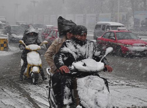 11月13日,黑龍江牡丹江市民冒著風(fēng)雪在街頭騎行。中央氣象臺11月13日繼續(xù)發(fā)布暴雪藍色預(yù)警,當(dāng)日吉林東部、黑龍江東部和南部等地有暴雪。當(dāng)?shù)貧庀蟛块T提醒,人們出行時要做好防寒保暖和交通安全措施。新華社發(fā)(張春祥 攝)