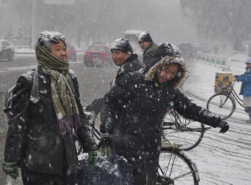 11月13日,黑龍江牡丹江市幾位市民冒著風(fēng)雪出行。新華社發(fā)(張春祥 攝)